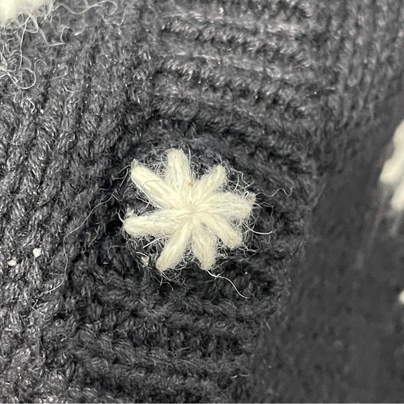 Croft & Borrow Snowflakes Hand Knitted Button Front Sweater Vest Novelty Winter - Picture 6 of 8